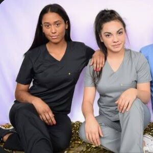 Discontinued DHN scrub set